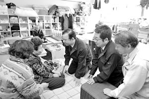 避難所で被災者の訴えをきく日本共産党・志位和夫委員長（右から3 人目）と筆者（同2 人目）。宮城・石巻市立湊小学校で