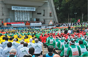 10月26日に開かれた東京・日比谷でのＴＰＰ反対集会には全国農業組合中央会（JA中央）のほか、日本医師会、漁業関係者、消費者団体など3000人が集まった